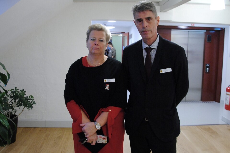 Tidigare förvaltningschefen Eva Andersson och Stefan Larsson (M), ordförande i barn och utbildningsnämnden.  
FOTO: CARL-JOHAN BAULER