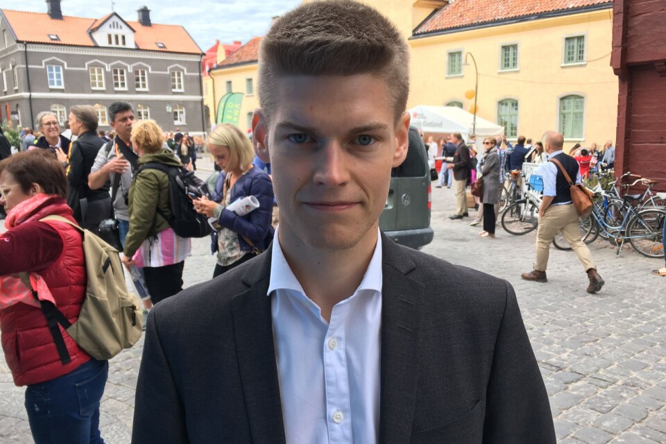 – Det är inte rimligt att man kan ha varit i Sverige i sex, sju år och skattebetalarna får stå för ens tolk, säger Oliver Rosengren (M), kommunalråd och ordförande i nämnden för arbete och välfärd i Växjö.