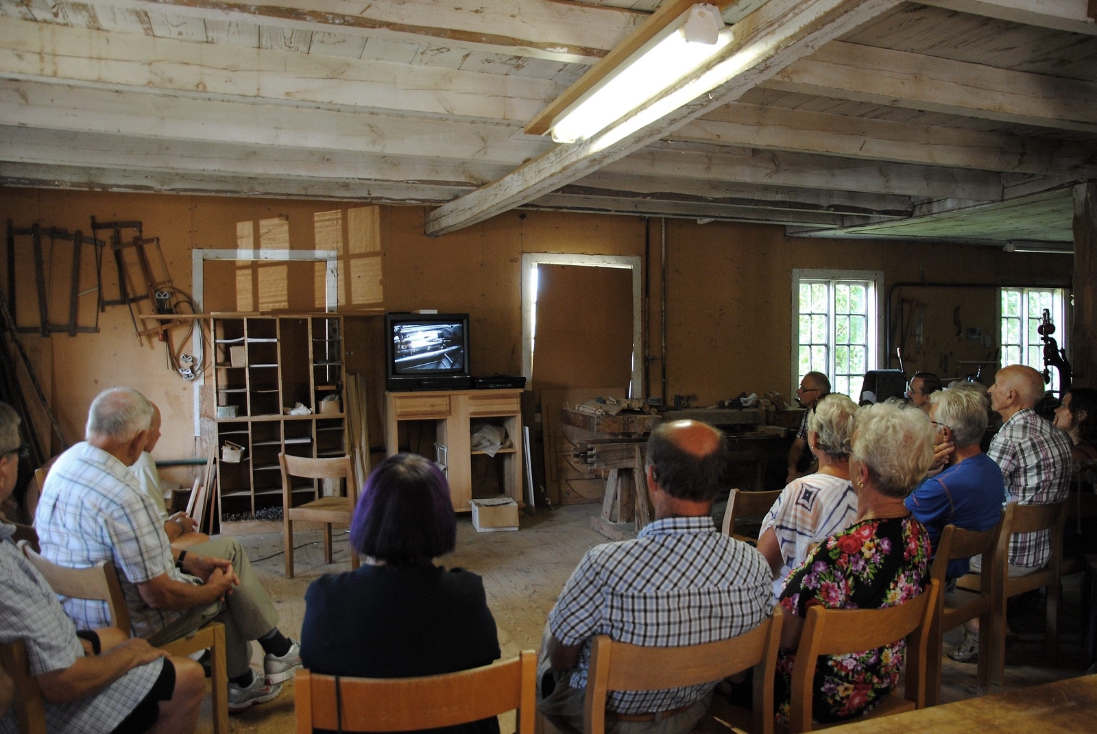 En liten tv i fabriken visade en film om fabrikens historia för ett antal intresserade besökare.FOTO: Adrian Ericson