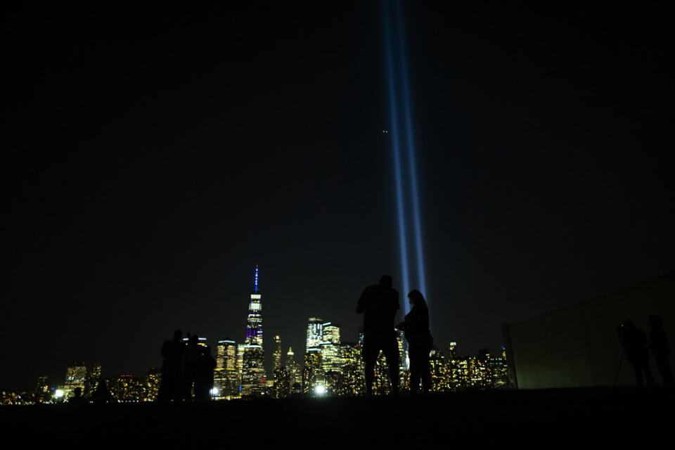 Folk tittar på en ljusshow på minnesdagen av attacken mot World Trade Center i New York.