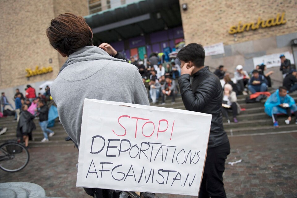 Ensamkommande asylsökande manifesterar i för att stoppa utvisningarna till Afghanistan.