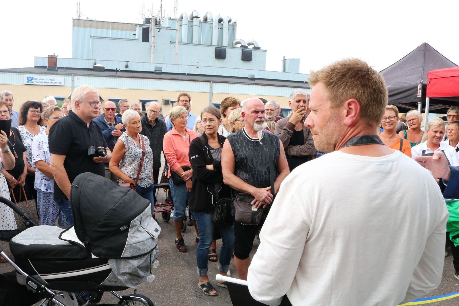 Tony Åhlund spanar över folkmassan som samlats utanför Färjestadens nya matbutik.