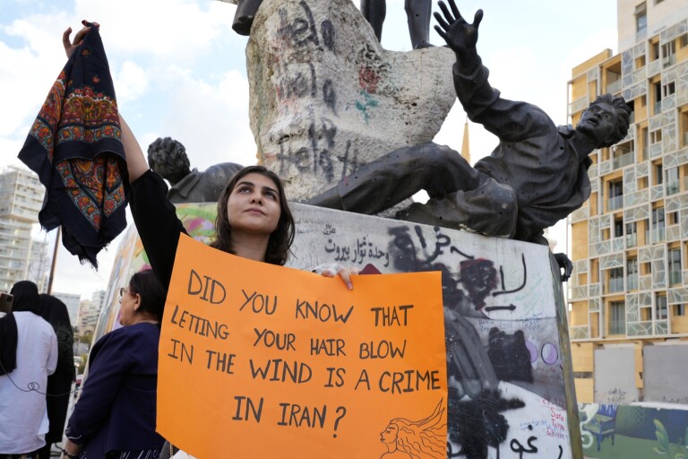 Blunda inte för slöjans förtryck – stora demonstrationer i Iran