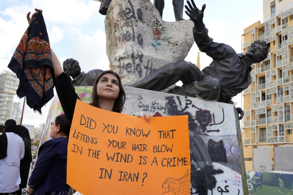 I Iran och många andra delar världen protesterar kvinnor mot den iranska regimens kvinnoförtryck. Sverige borde inte vara sämre.