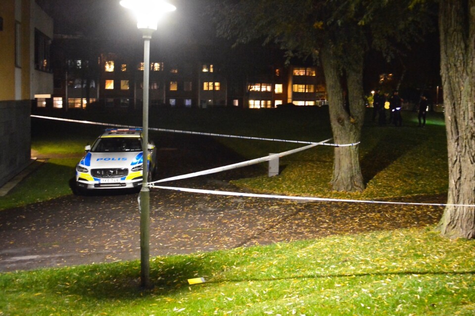 The police cordoned off a green area in Österäng after the police found a person with lacerations.