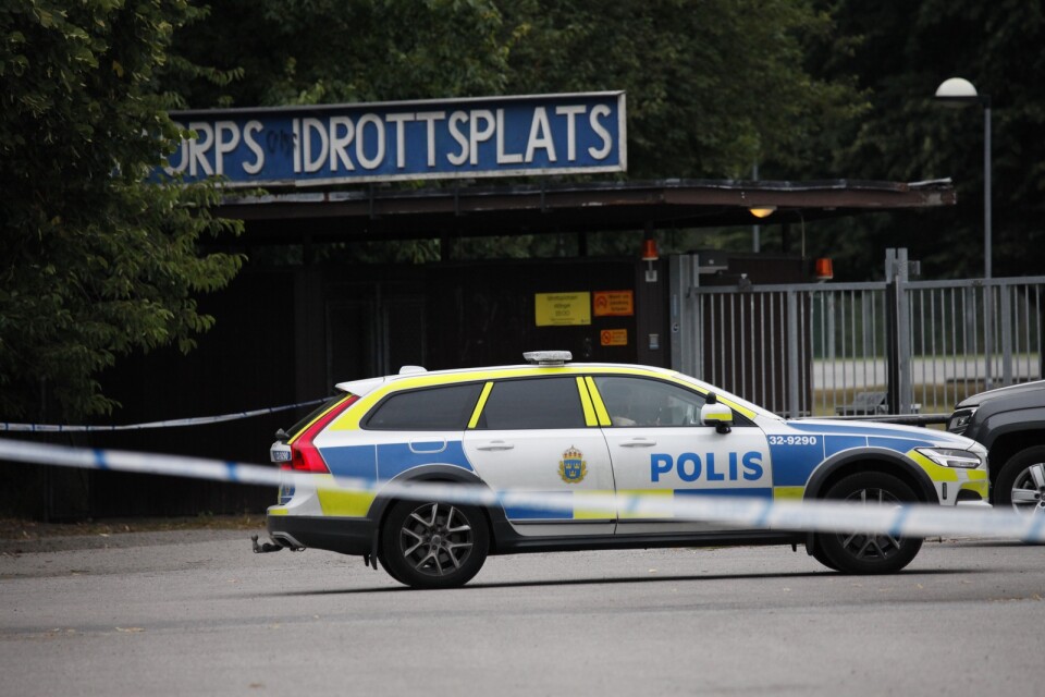 En man hittades med skottskador i Kärrtorp i södra Stockholm.