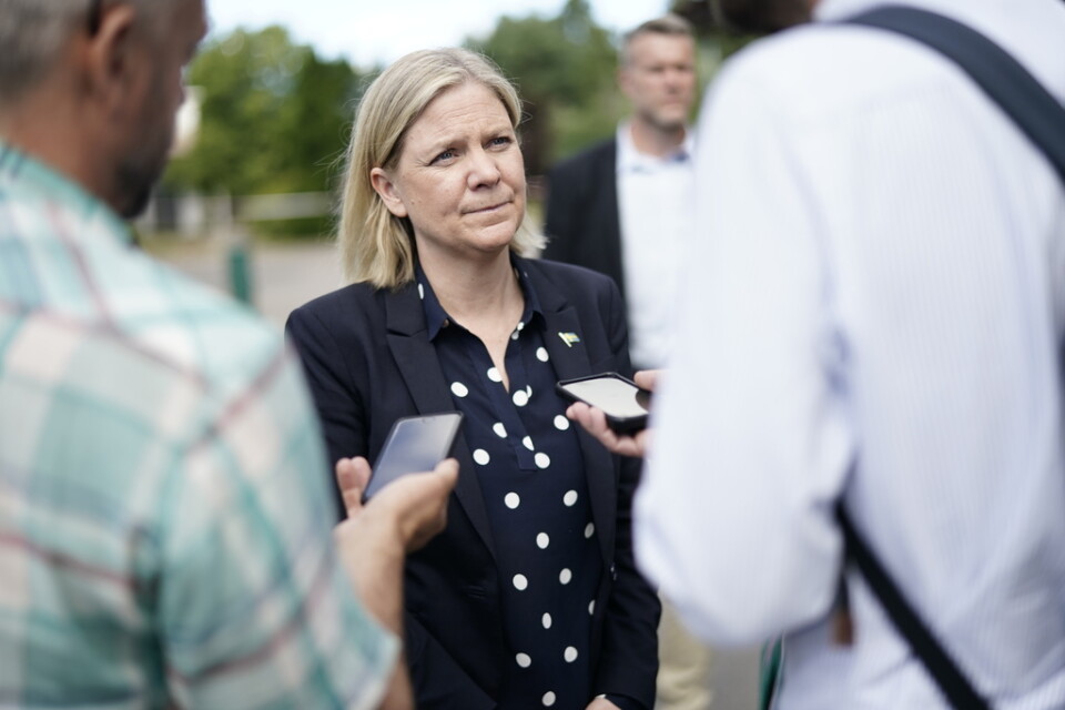 Statsminister Magdalena Andersson (S) svarar på frågor under en bussturné som på onsdagen bland annat gick till Skara Sommarland.