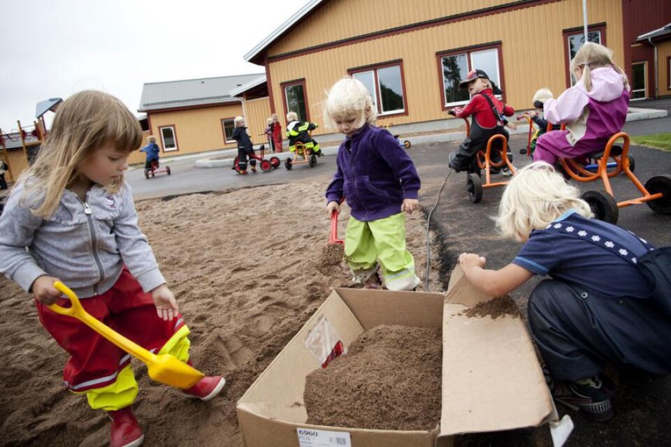 På Skogsleken finns gott om sand att bygga med. Vad det här ska bli vet bara Elna Ljungqvist, Elsa Råhlin och Hampus Sjöö.