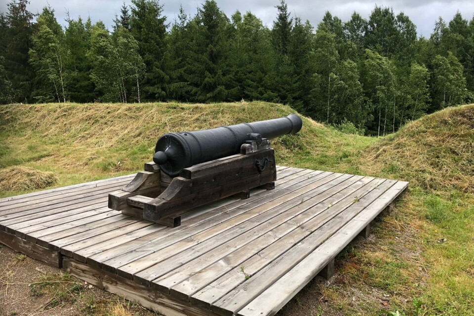 Eda skans. En kanon vittnar om återkommande blodiga strider mellan Sverige och Norge i västra Värmland.
