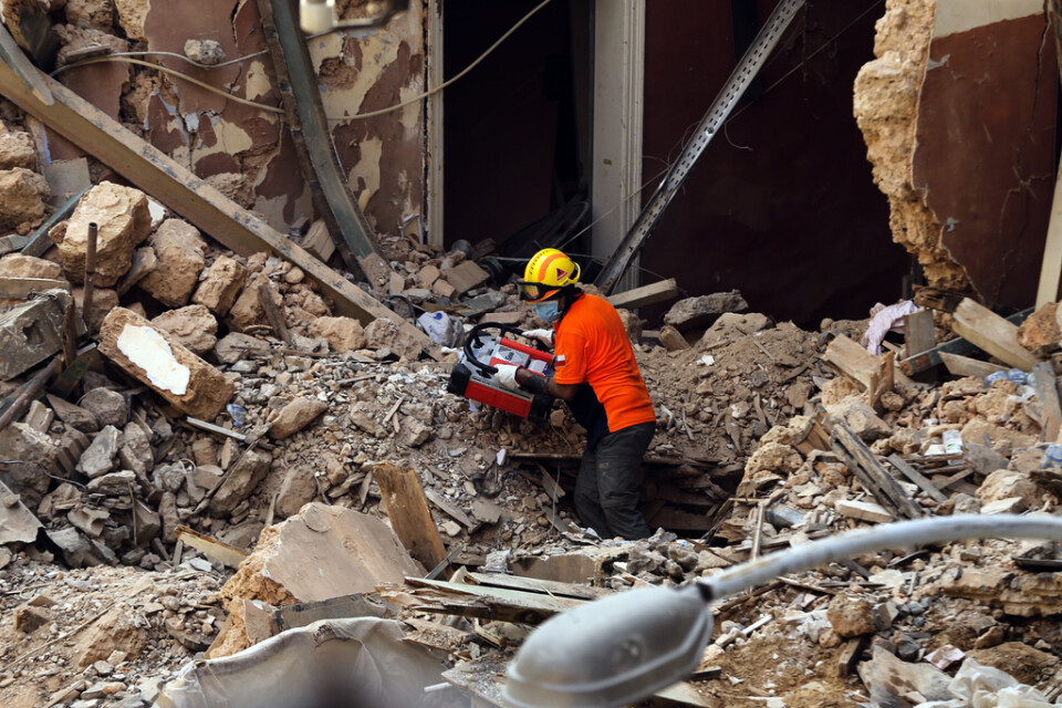 En chilensk räddningsarbetare letar efter livstecken i rasmassorna i Beirut.