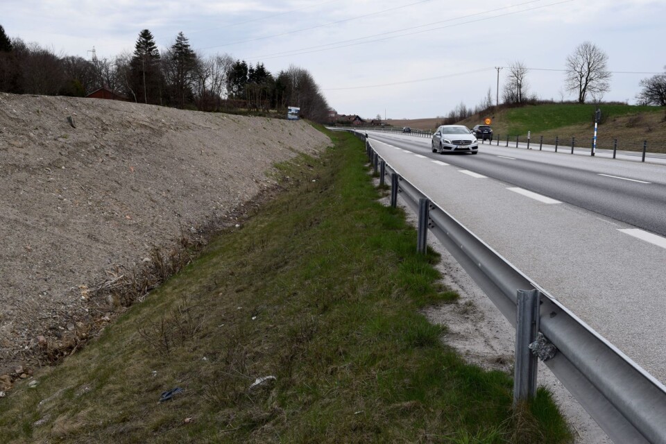 Vid västra infarten till Trelleborg finns inget bullerskydd, konstaterar skribenten. Bilden är från väg E65 i Skurups kommun.