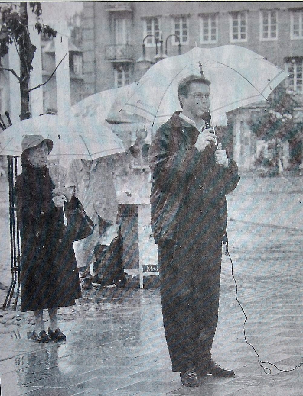 Skatteminister Bo Lundgren trotsade regn och blåst vid sitt besök i Hässleholm.
Arkiv: Gugge Nilsson