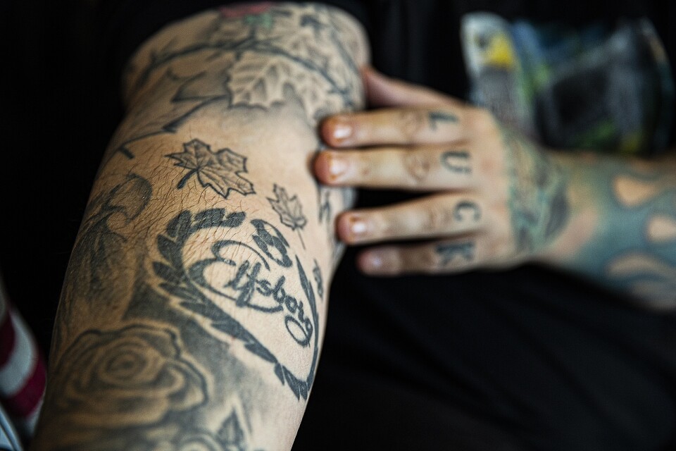 Marko Burazor har även tatuerat in två tatueringar med Elfsborgsmotiv. Den ena, som är klubbmärket, har han på underarmen.
