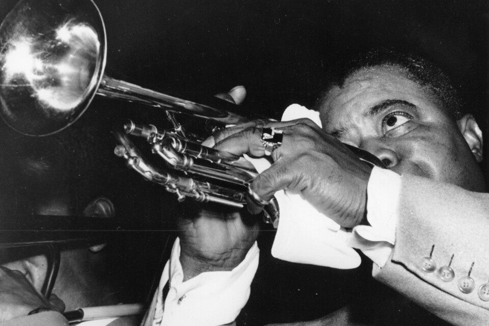 Osvenskt? Den amerikanske jazzmusikern Louis Armstrong i Stockholm 1952.  (AP Photo)