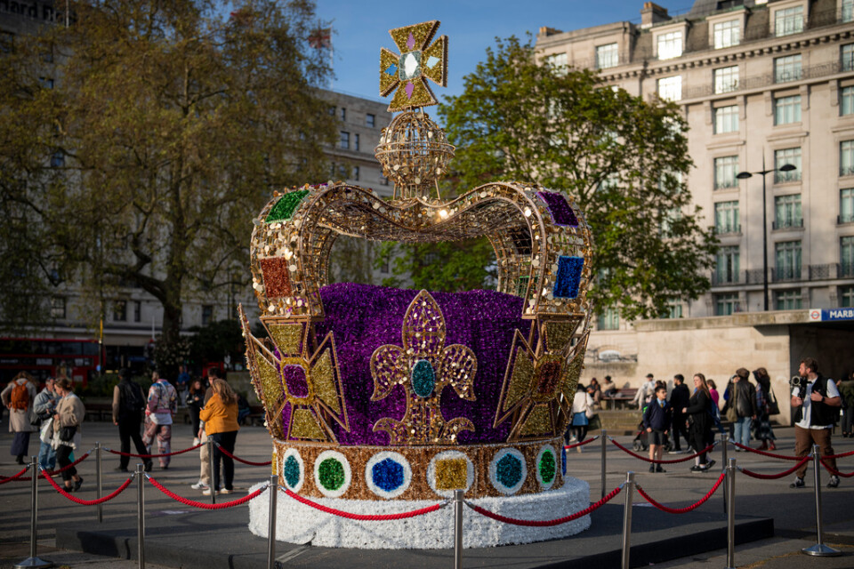 En gigantisk kopia av kröningskronan S:t Edward-kronan har placerats vid Marble Arch i närheten av Hyde Park i London.