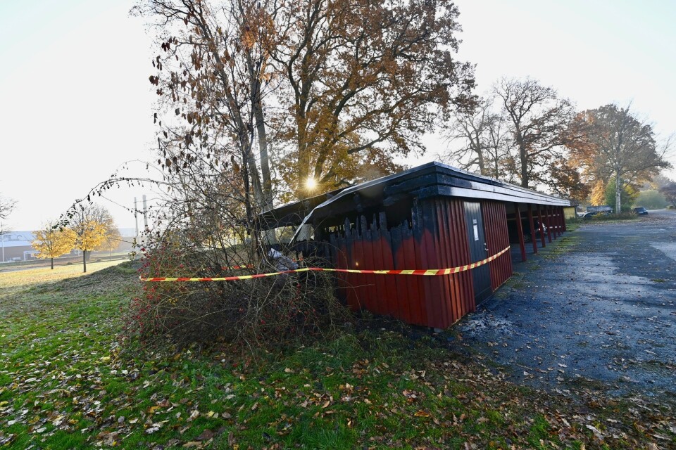 Det brann i ett soprum i en carport på Färegatan i Sibbhult. Boende lyckades rädda sin bilar.