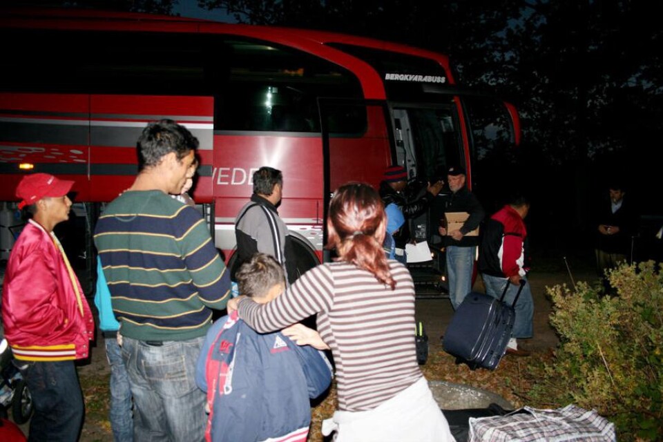 Strax före kl 19 på tisdagskvällen kunde de första av de asylsökande kliva av en Bergkvarabuss från Malmö. Kanvaly Sangare, teamledare på Migrationsverket, ropade upp namnen och sedan lotsades varje familj till var sin liten röd stuga på campingområdet.