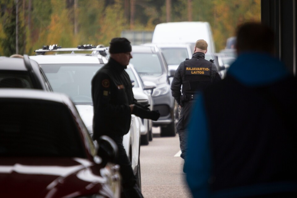 Finländska gränsbevakningen kontrollerar bilar i Vaalimaa i östra Finland.