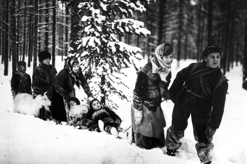 Teateruppsättningen av "Barnen från Frostmofjället" skjuts upp till nästa vår på Norrbottensteatern. Här en bild ur den klassiska filmen från 1945.