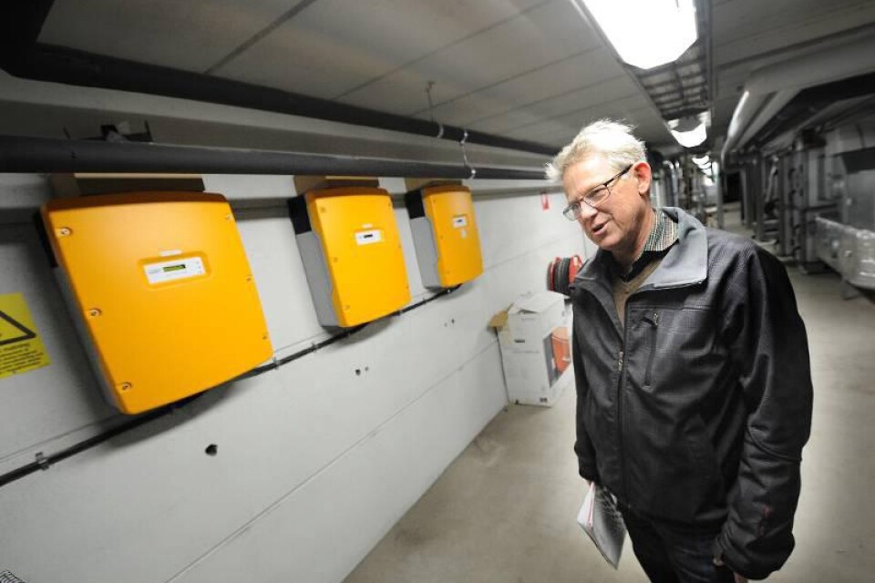 Projektledare Arne Pettersson vid lådorna där solenergin kommer in.