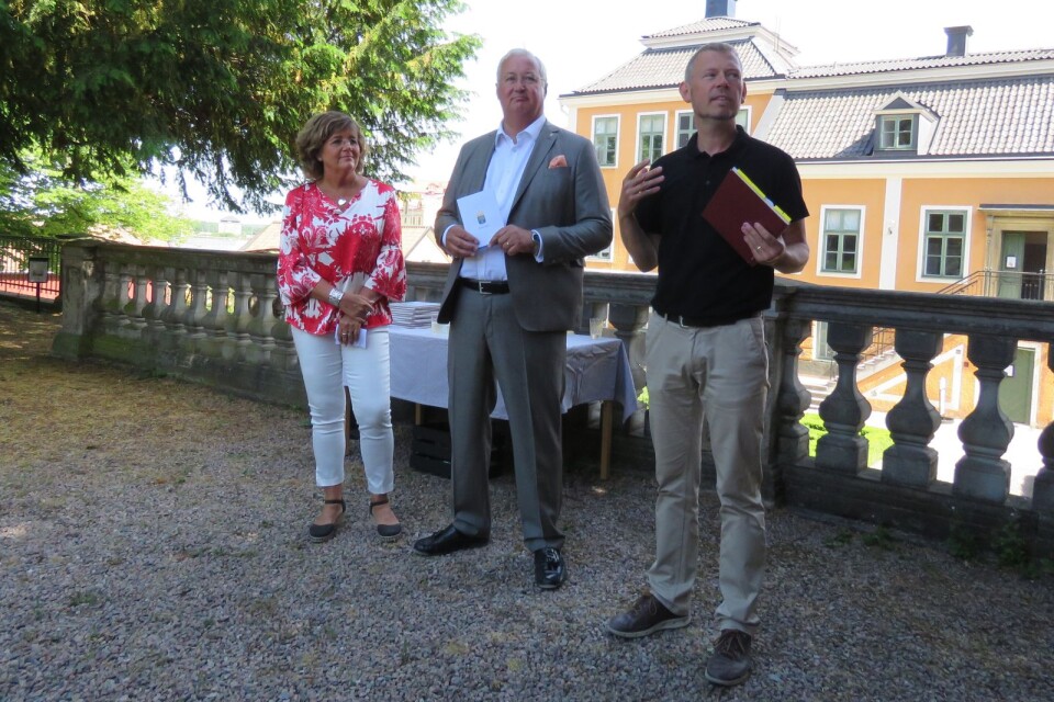 Regionrådet Christina Mattisson (S), landshövding Sten Nordin och Marcus Sandekjer, Blekinge Museum är rörande överens om Blekinges officiella dopgåva till prinsessan Adrienne - hertiginna av Blekinge.