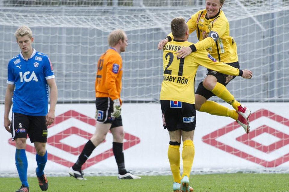 Robin Strömberg inledde målskyttet och landar tryggt i Simon Nilssons famn. Den senare fyllde på till 2?0.