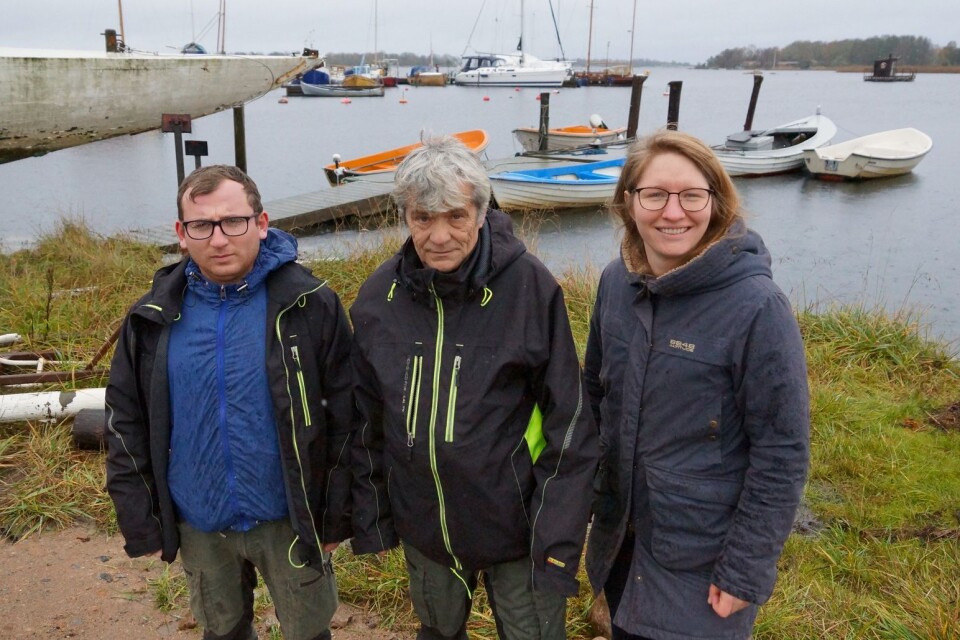 Avtandil Tzarsidze och Vasile Cogar, Resurs i Blekinge och Sofie Samuelsson, miljöutvecklare i Ronneby kommun, konstaterar att nedskräpningen i skärgården ökar.