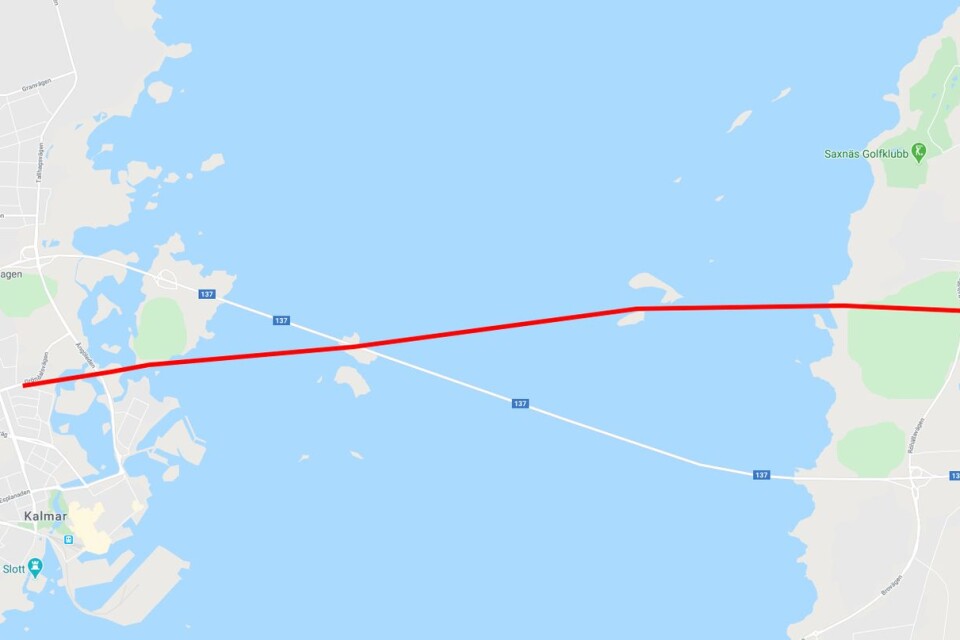 Den röda linjen visar den så kallade södra-norra linjen som 1949 verkade vara den troligaste sträckningen av den planerade Ölandsbron. Från Gröndalsvägen i Kalmar, via Norra Kullö, Södra Svinö, Skallöarna och Kalvholmarna till Algutsrum. Så blev det inte.