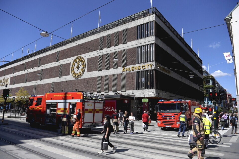 Personalen på Åhléns city i Stockholm har utrymts efter en brand som startade i en skorsten.