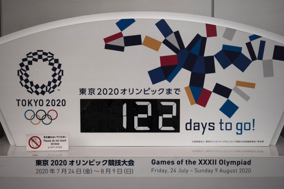 122 dagar kvar till sommar-OS i Tokyo förkunnade den här skylten i den japanska huvudstaden i tisdags. Samma dag meddelades att OS skjuts fram till nästa år. Exakt när spelen ska hållas är ännu oklart.