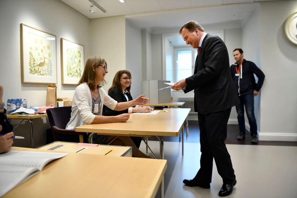 Statsminister Stefan Löfven (S) röstar i EU-valet i vallokalen i Riksdagshuset på söndagen.