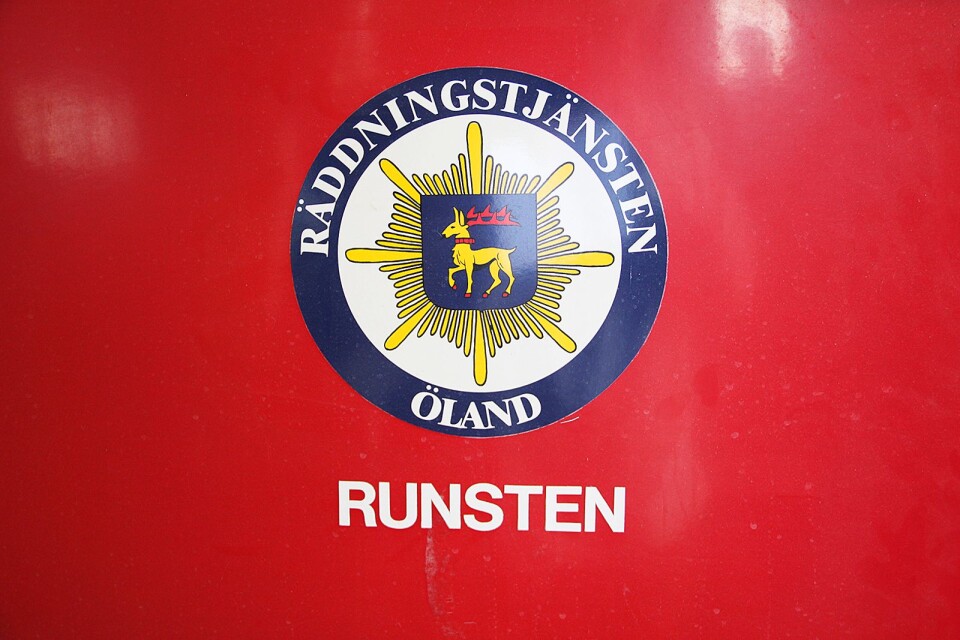 På brandbilsdörren finns räddningstjänstens vapen och Runsten skrivet.