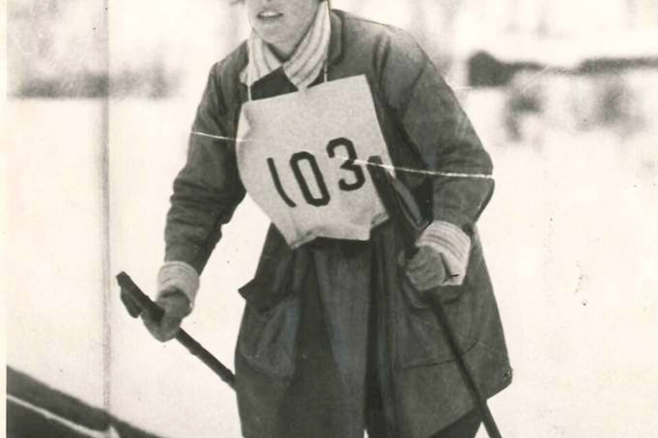 Margit Nordin åkte som första kvinna Vasaloppet 1923. Hon kom i mål åtta minuter efter den siste mannen. Före målgången stannade hon och gjorde sig fin i håret. Arkivbild.