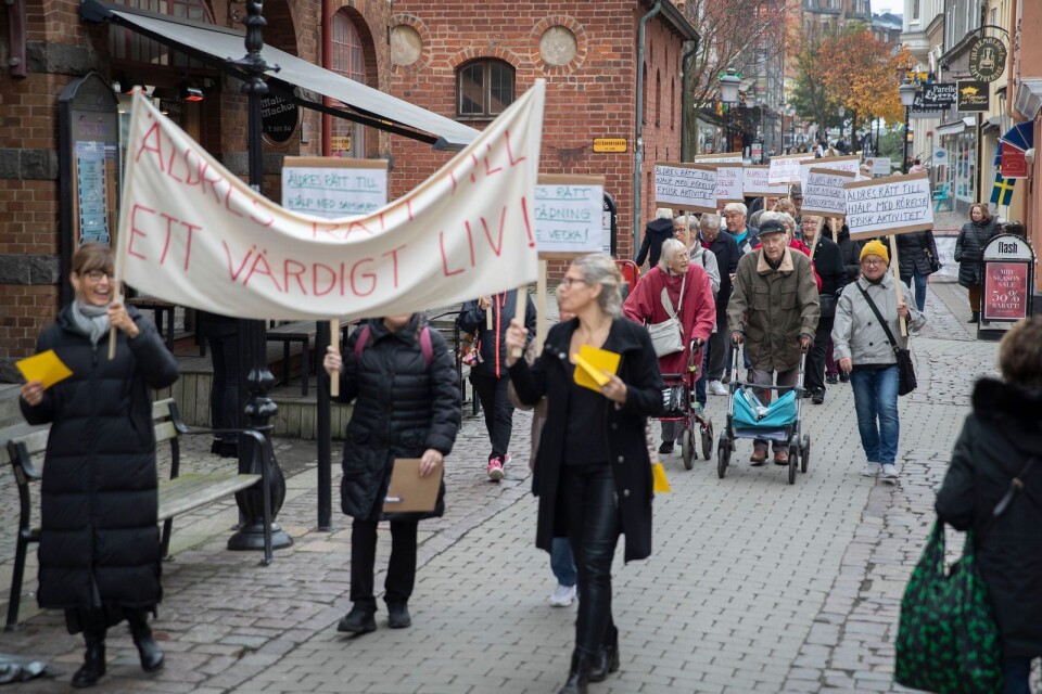 Demonstrationen genom Ystad fick många förbipasserande att ge sitt stöd.