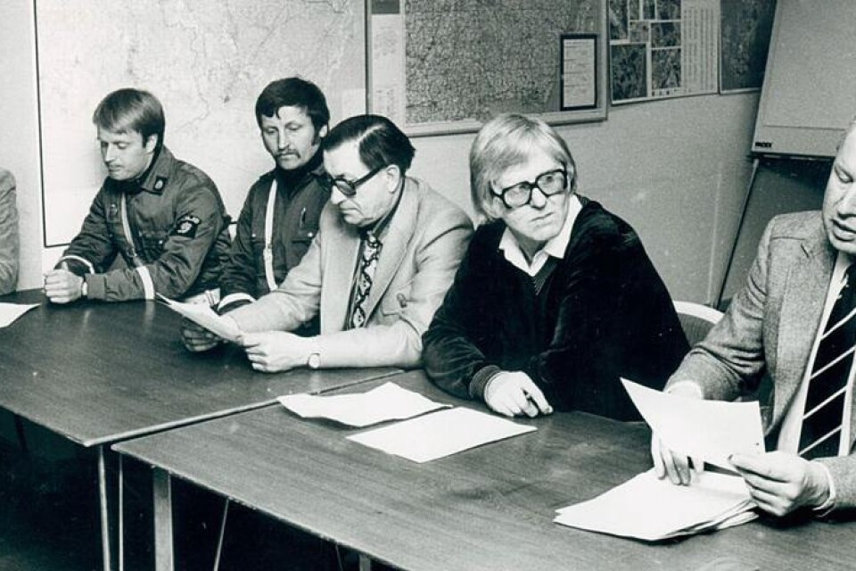 Ivar Martinsson, tvåa från höger, tillsammans med polisen, under en presskonferens efter Gyllene Tider-tragedin.