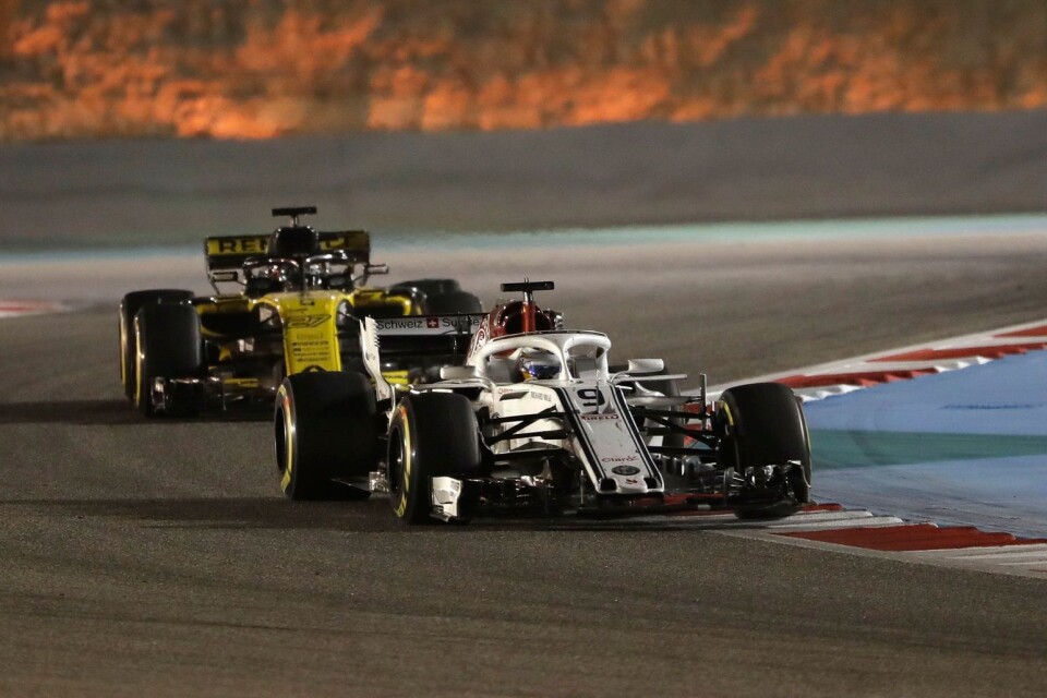 Marcus Ericsson attackeras av Nico Hülkenberg, Tyskland, under formel 1-loppet i Bahrain.