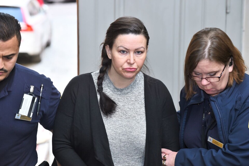 Johanna Möller - dömd  till livstidsfängelse för de så kallade "sommarstugemorden" när leds in i Svea hovrätt.