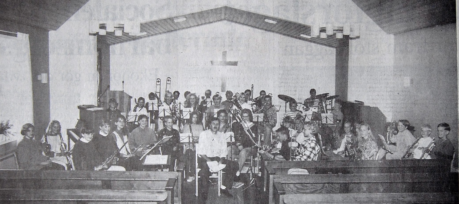 Nästan alla skolelever i Röke spelar något instrument. På bilden syns även dirigenten och musikläraren Ingemar Karp.
Arkiv: Olle Andersson
