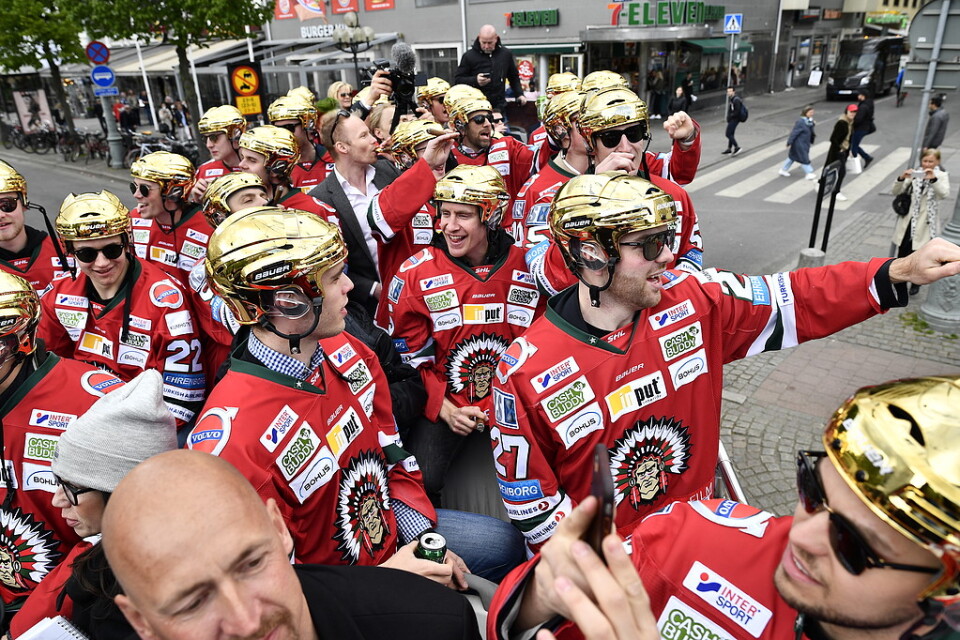 Frölundaspelarna på väg till Götaplatsen för att fira SM-guldet med fansen.