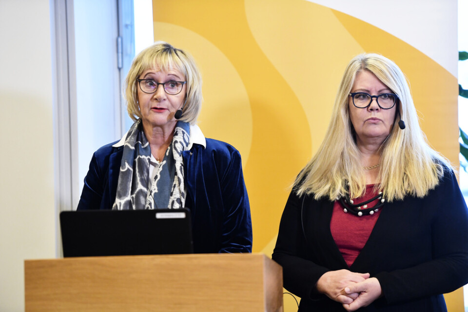 Civilminister Lena Micko (S), på bilden var hon ordförande för SKR, och Annika Wallenskog, chefsekonom för SKR. Arkivbild.