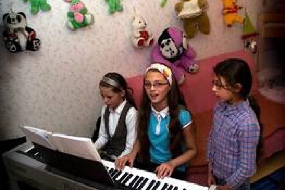 Albanska systrarna sjunger och spelar. Bild: Tommy Svensson