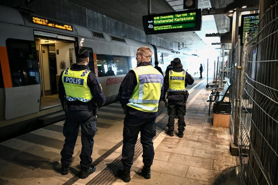 Polis vid gränskontrollen vid Hyllie tågstation i Malmö.