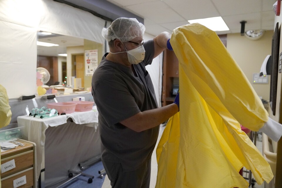 En läkare sätter på sig skyddsutrustning vid ett sjukhus som satts upp för att behandla covid-patienter i Memphis, Missouri. Bilden är tagen i slutet av november.