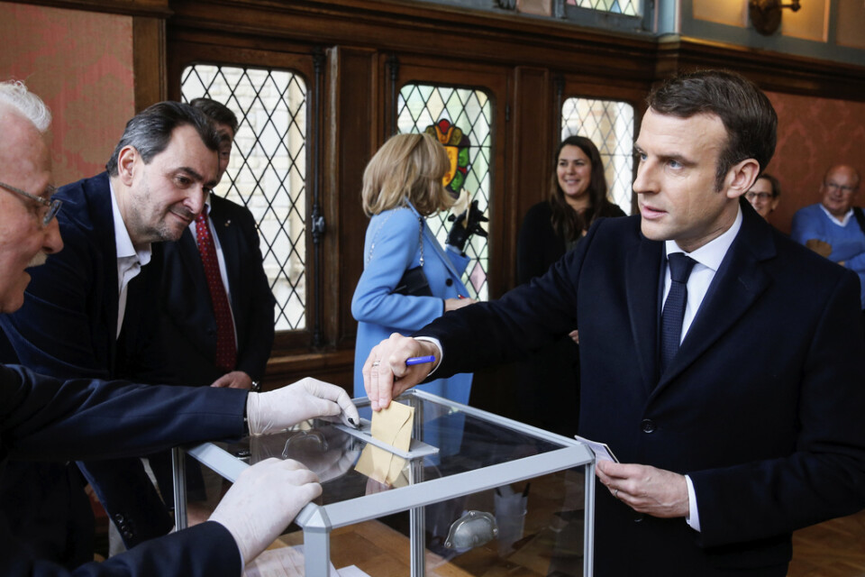 Valförrättaren bar handskar när president Emmanuel Macron lade sin röst i borgmästarvalet i Le Touquet i norra Frankrike på söndagen.