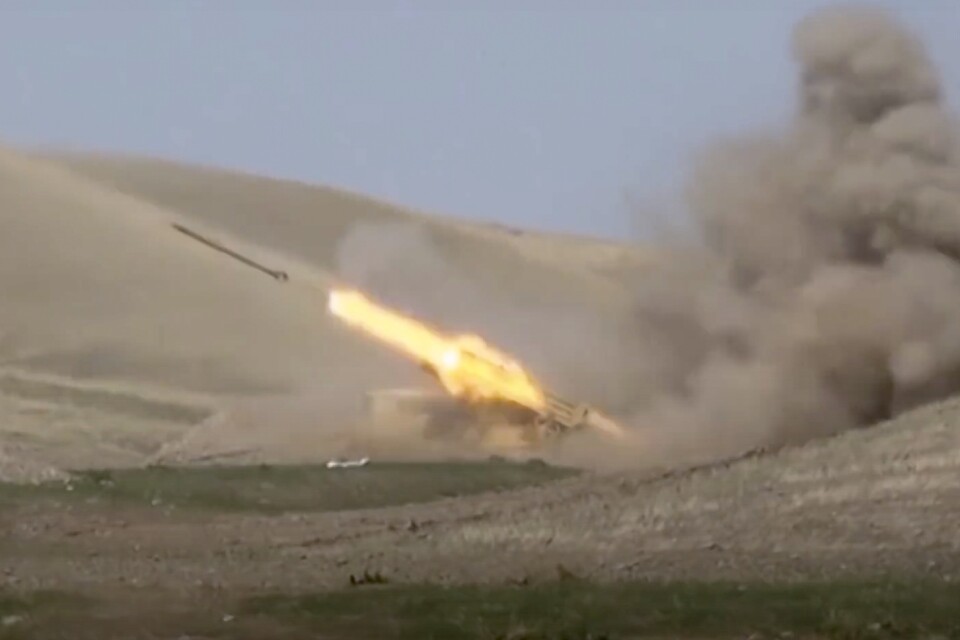 Bild från Azerbajdzjans försvarsdepartement från i söndags visar hur en azerisk missil avfyras i Nagorno-Karabach.