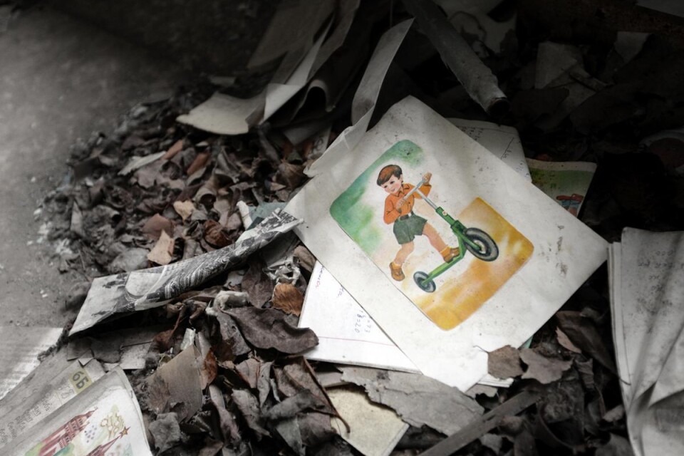 PLUNDRAD. En läsebok på golvet i en skolsal i Pripjat. Staden är plundrad och vandaliserad.
