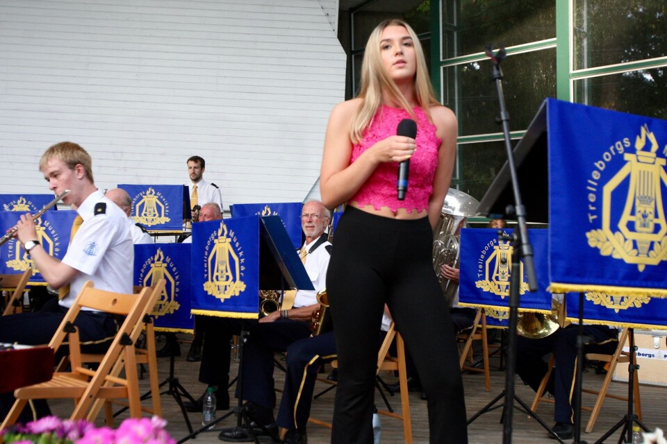 16-åriga Tiffany Falk sjöng för första gången med en blåsorkester, och valde låtar av bland annat Adele och John Legend.