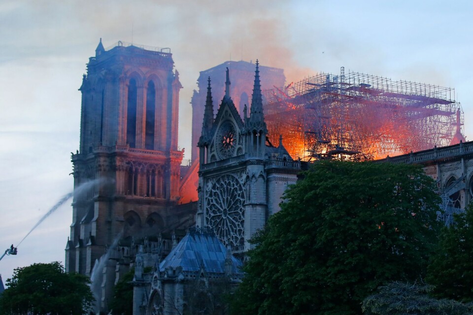 Notre-Dame i lågor.