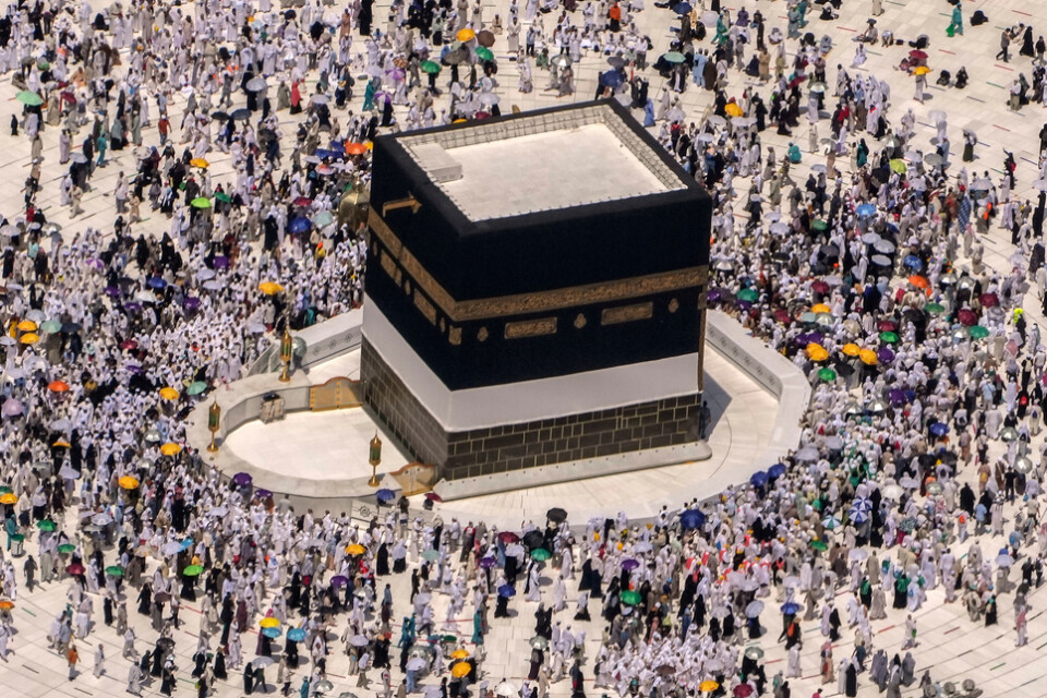 Pilgrimer håller avståndet i Kaba i den stora moskén i Mecka i juli i fjol, då ett begränsat antal besökare fick delta.