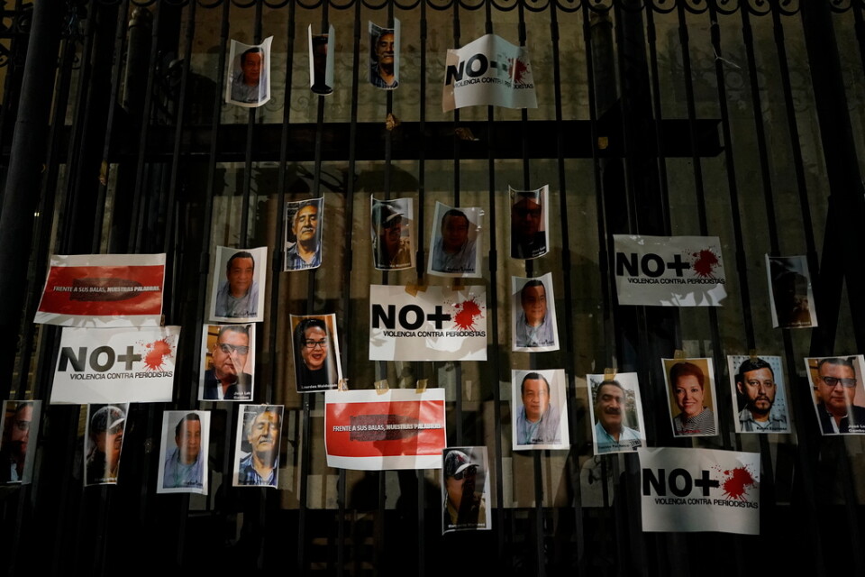 Fotografier av mördade journalister sattes upp under en protest i Mexico City i februari 2022.